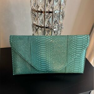 NWT Bella Collection Snakeskin Envelope Shoulder Bag in Teal💕